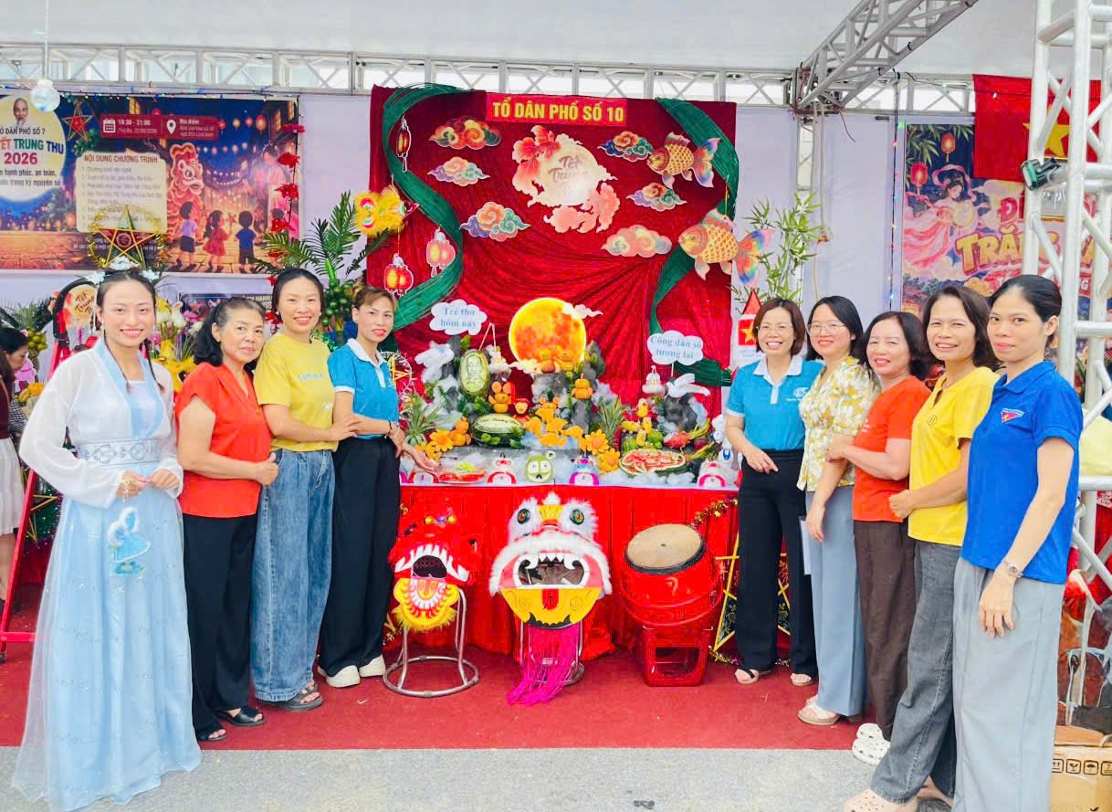 M&acirc;m cỗ Trung thu của khu d&acirc;n cư tổ 10 mang th&ocirc;ng điệp v&ocirc; c&ugrave;ng thời sự v&agrave; nh&acirc;n văn