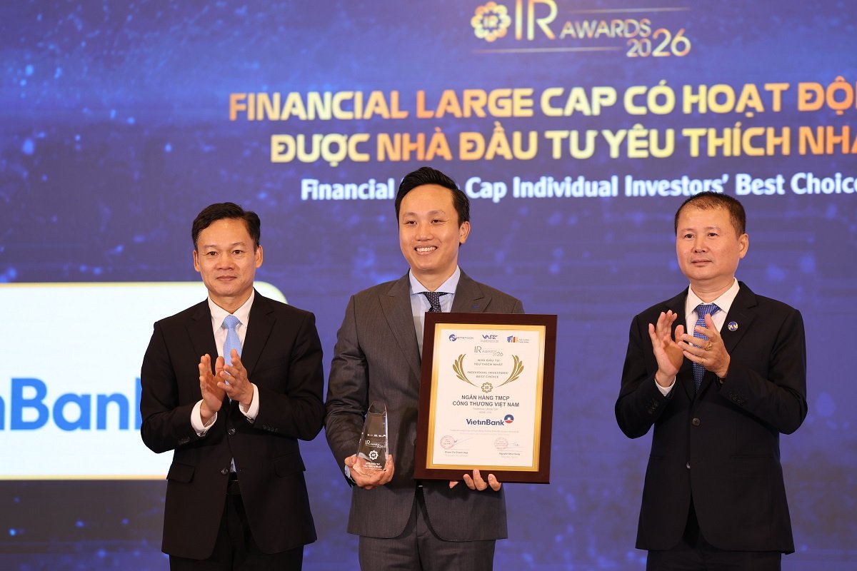 &Ocirc;ng Vương Huy Đ&ocirc;ng - Ph&oacute; Ban Thư k&yacute; HĐQT&QHCĐ đại diện VietinBank nhận giải thưởng hạng mục &ldquo;Financial Large Cap c&oacute; hoạt động IR được Nh&agrave; đầu tư y&ecirc;u th&iacute;ch nhất 2026&rdquo;