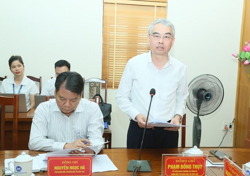 Giám đốc Sở Giáo dục và Đào tạo tỉnh Hưng Yên Phạm Đồng Thụy báo cáo tại buổi làm việc Giám đốc Sở Giáo dục và Đào tạo tỉnh Hưng Yên Phạm Đồng Thụy báo cáo tại buổi làm việc