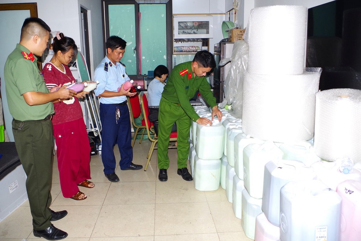 Lực lượng chức năng kiểm tra cơ sở kinh doanh