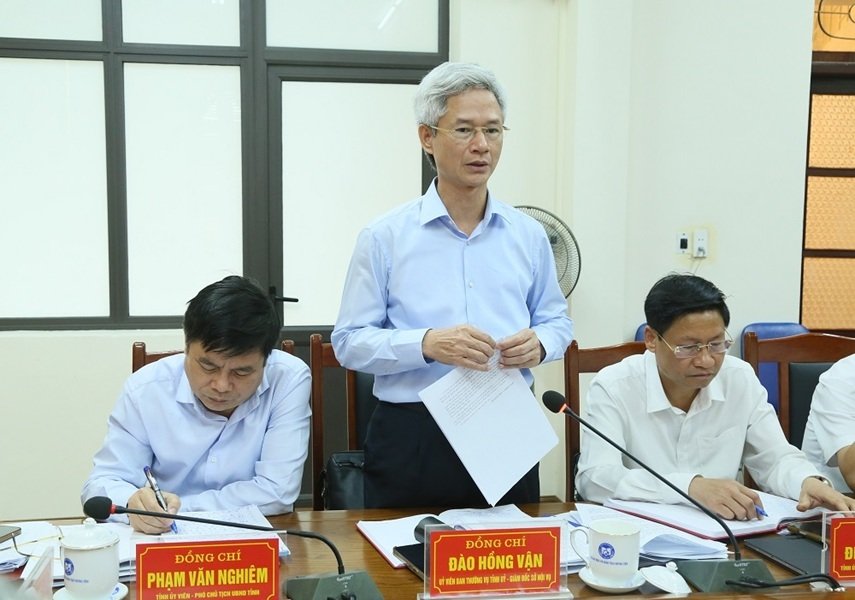 Giám đốc Sở Nội vụ tỉnh Hưng Yên Đào Hồng Vận phát biểu tại buổi làm việc. Giám đốc Sở Nội vụ tỉnh Hưng Yên Đào Hồng Vận phát biểu tại buổi làm việc.