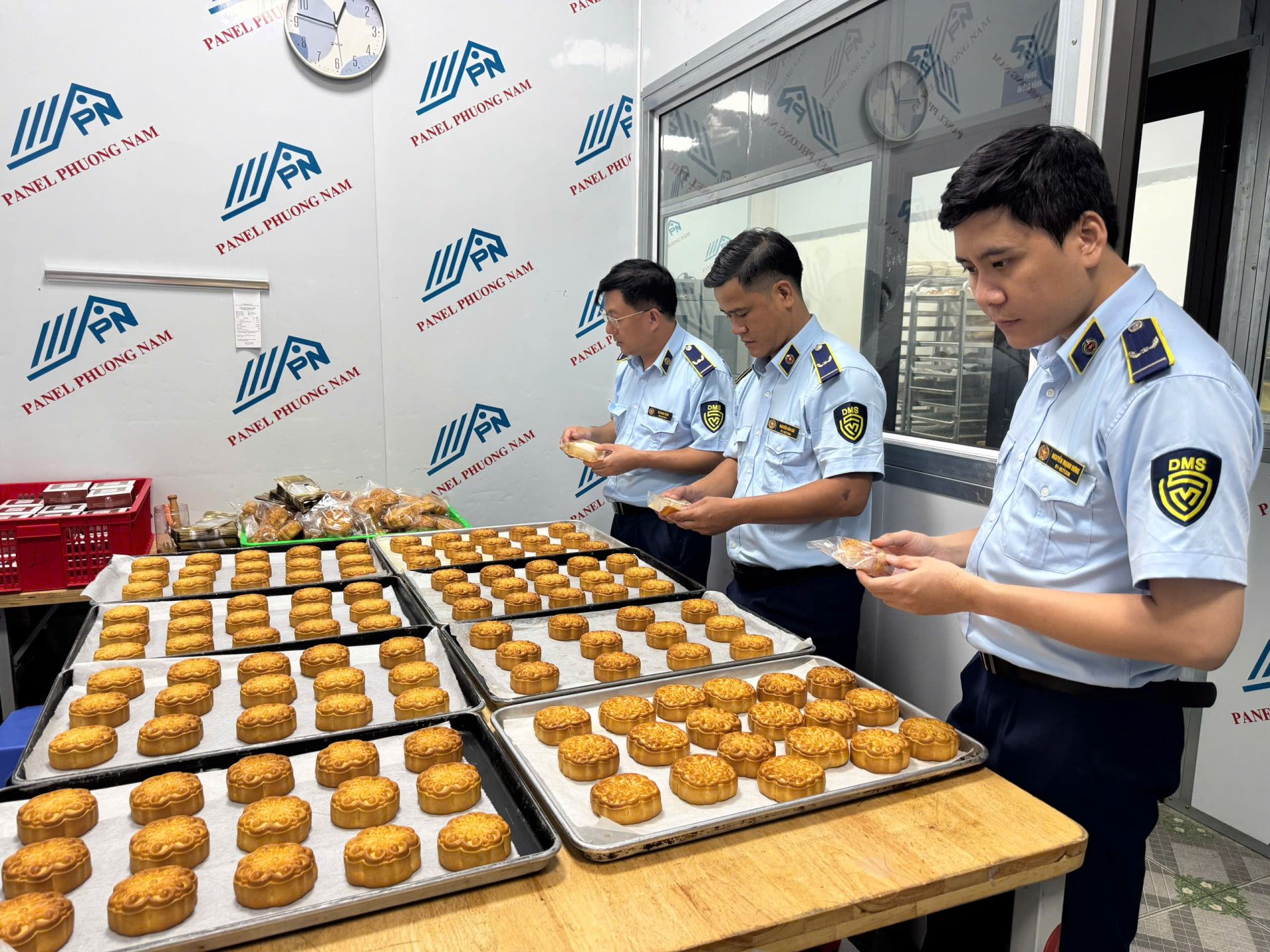 Lực lượng Quản lý thị trường Hà Nội kiểm tra, phát hiện nguyên liệu bánh Trung thu không rõ nguồn gốc. Ảnh: hanoi.dms.gov.vn Lực lượng Quản lý thị trường Hà Nội kiểm tra, phát hiện nguyên liệu bánh Trung thu không rõ nguồn gốc. Ảnh: hanoi.dms.gov.vn