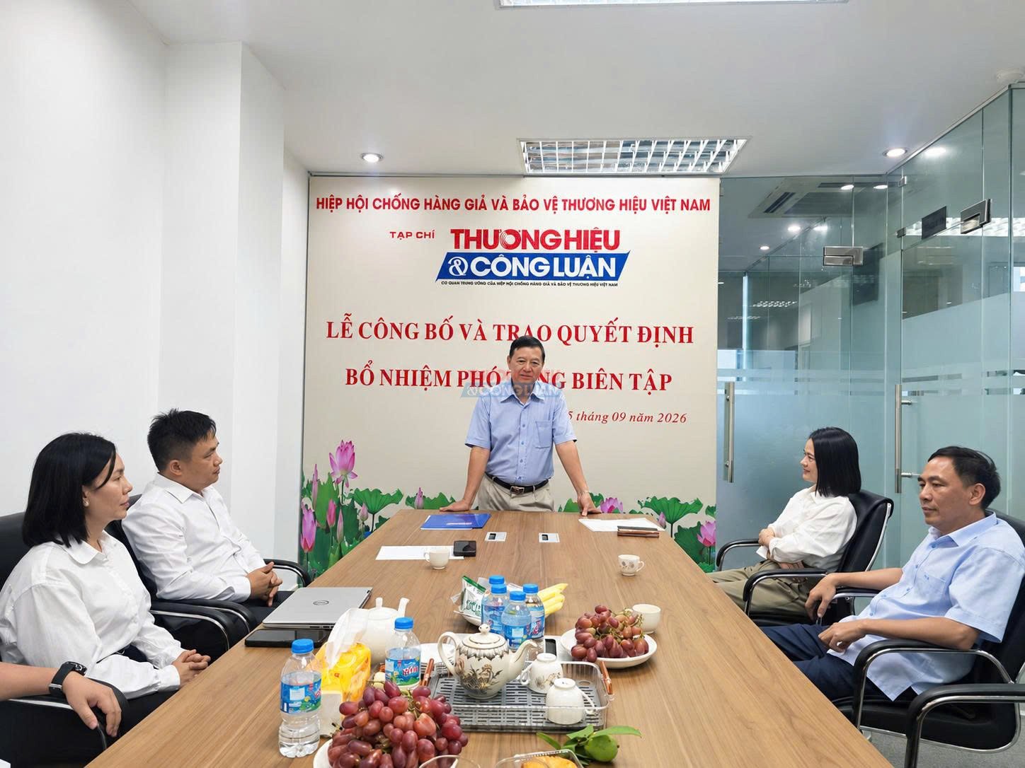 Chủ tịch Hiệp hội Chống hàng giả và Bảo vệ thương hiệu Việt Nam Nguyễn Đăng Sinh phát biểu chúc mừng hai tân Phó Tổng Biên tập, đồng thời giao trọng trách mới cho hai nhà báo. Chủ tịch Hiệp hội Chống hàng giả và Bảo vệ thương hiệu Việt Nam Nguyễn Đăng Sinh phát biểu chúc mừng hai tân Phó Tổng Biên tập, đồng thời giao trọng trách mới cho hai nhà báo.