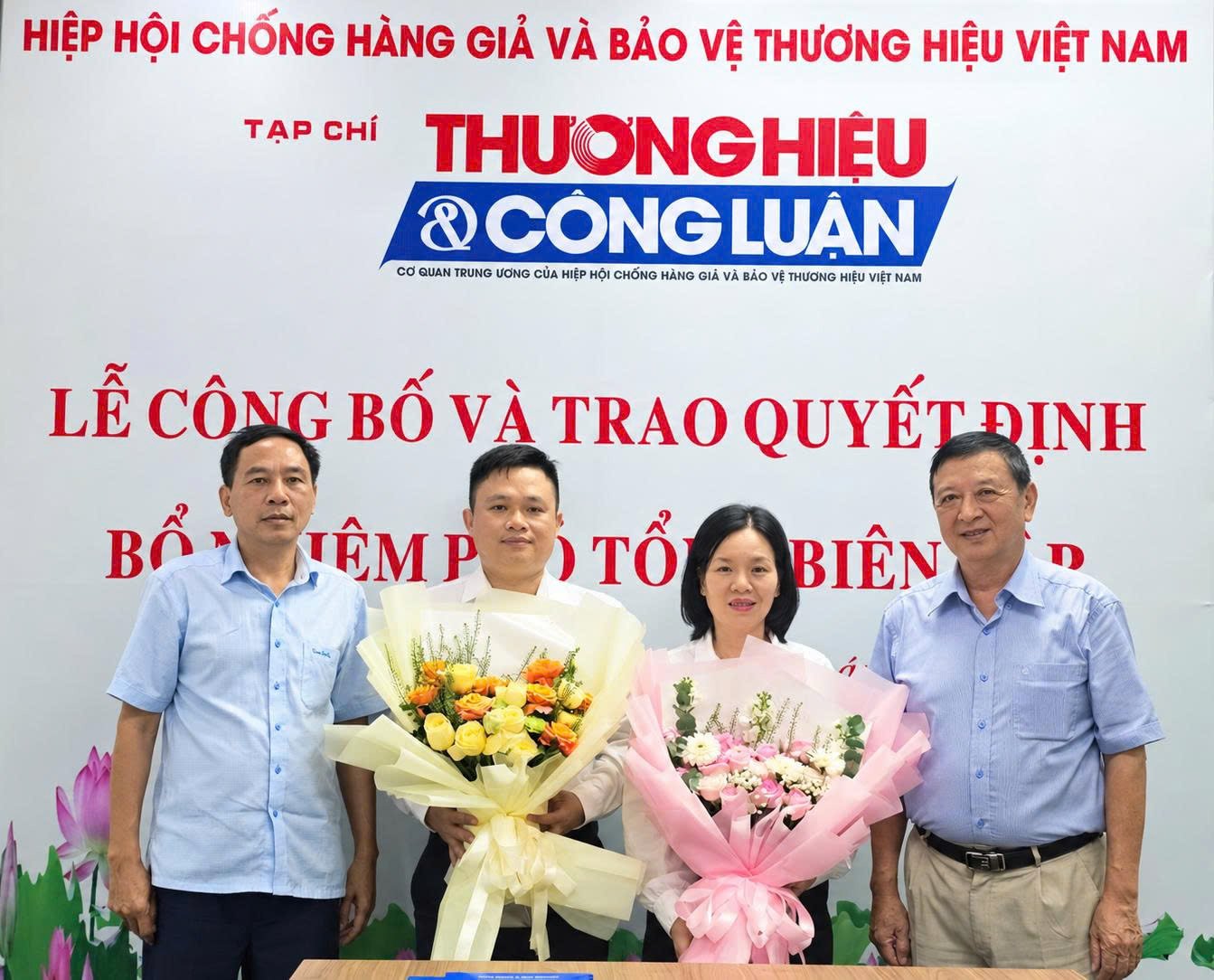 Chủ tịch Hiệp hội Nguyễn Đăng Sinh và Tổng Biên tập Tạp chí Thương hiệu và Công luận Vũ Đức Thuận tặng hoa chúc mừng hai Phó Tổng Biên tập. Chủ tịch Hiệp hội Nguyễn Đăng Sinh và Tổng Biên tập Tạp chí Thương hiệu và Công luận Vũ Đức Thuận tặng hoa chúc mừng hai Phó Tổng Biên tập.