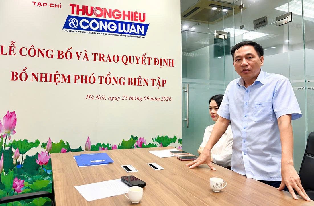 Tổng Biên tập Tạp chí Thương hiệu và Công luận Vũ Đức Thuận phát biểu chúc mừng và giao nhiệm vụ cho 2 đồng chí Phó Tổng Biên tập. Tổng Biên tập Tạp chí Thương hiệu và Công luận Vũ Đức Thuận phát biểu chúc mừng và giao nhiệm vụ cho 2 đồng chí Phó Tổng Biên tập.
