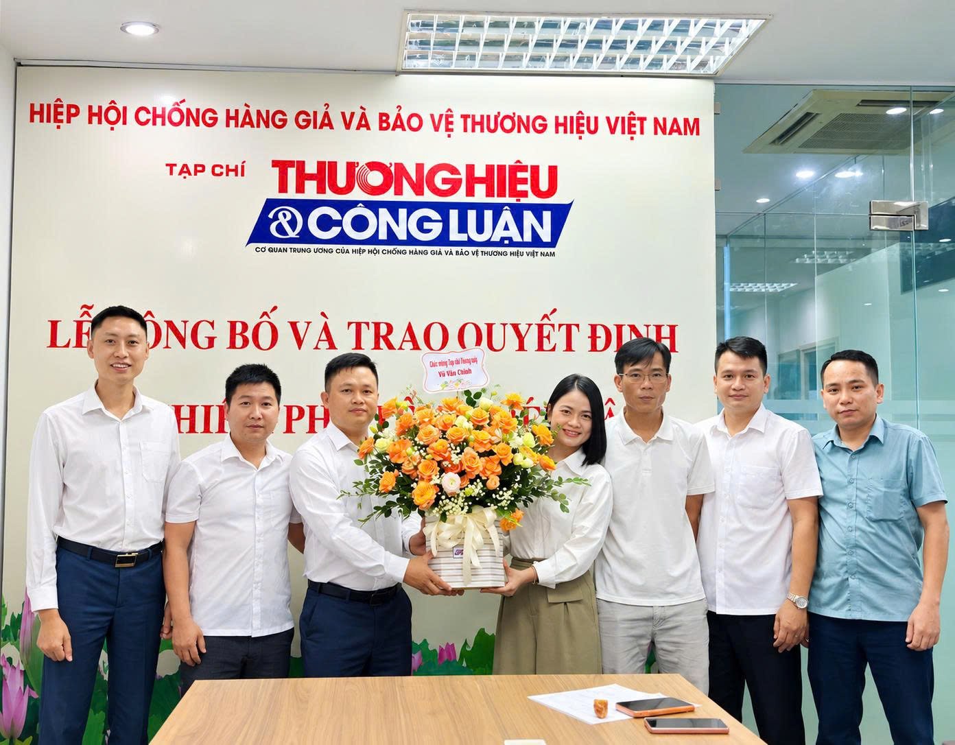 Tập thể cán bộ, phóng viên Tạp chí Thương hiệu và Công luận tặng hoa chúc mừng nhà báo Vũ Văn Chính được bổ nhiệm giữ chức Phó Tổng Biên tập thường trực Tạp chí. Tập thể cán bộ, phóng viên Tạp chí Thương hiệu và Công luận tặng hoa chúc mừng nhà báo Vũ Văn Chính được bổ nhiệm giữ chức Phó Tổng Biên tập thường trực Tạp chí.
