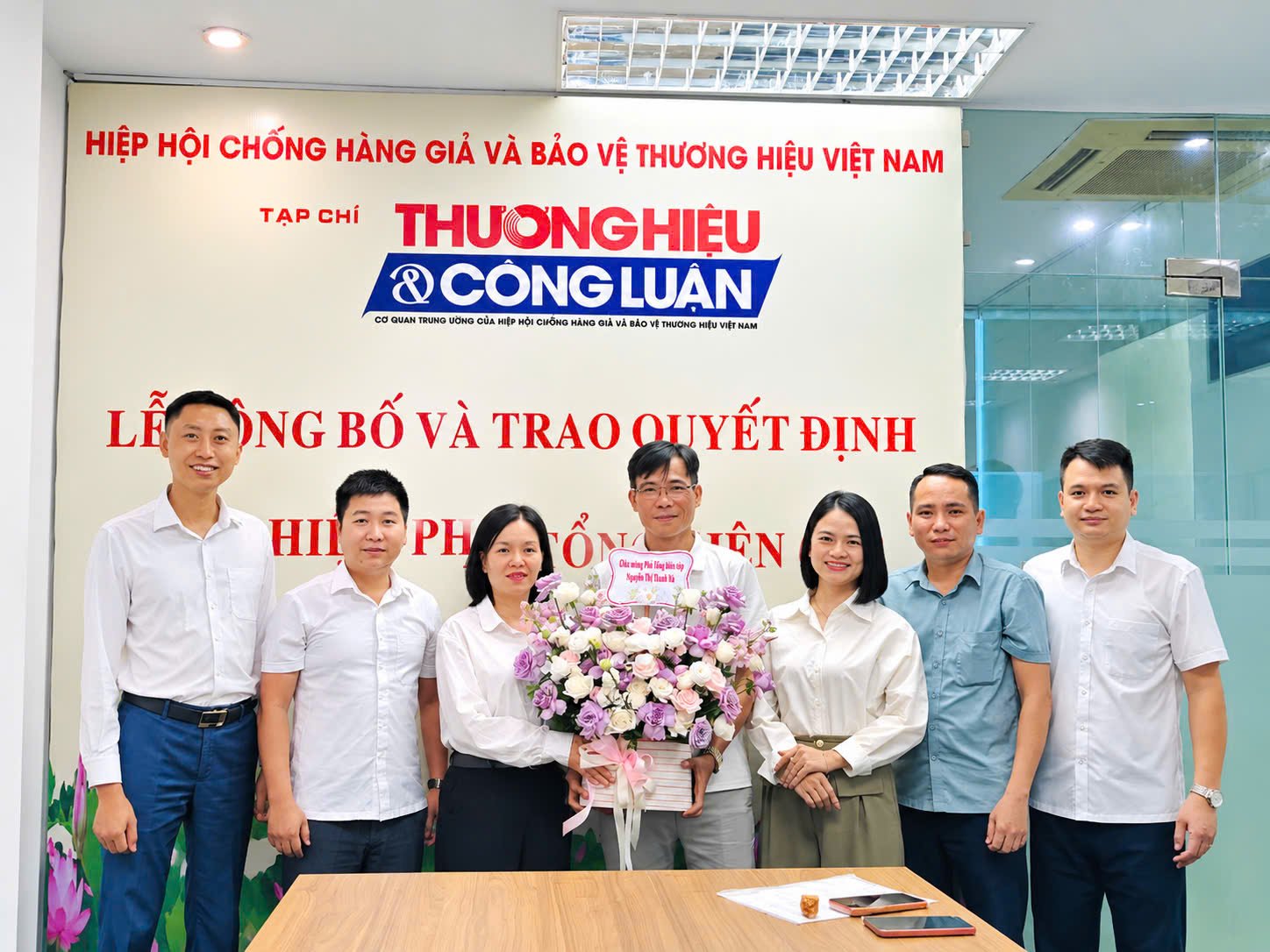 Tập thể cán bộ, phóng viên Tạp chí Thương hiệu và Công luận tặng hoa chúc mừng nhà báo Nguyễn Thị Thành Hà được bổ nhiệm giữ chức Phó Tổng Biên tập Tạp chí. Tập thể cán bộ, phóng viên Tạp chí Thương hiệu và Công luận tặng hoa chúc mừng nhà báo Nguyễn Thị Thành Hà được bổ nhiệm giữ chức Phó Tổng Biên tập Tạp chí.