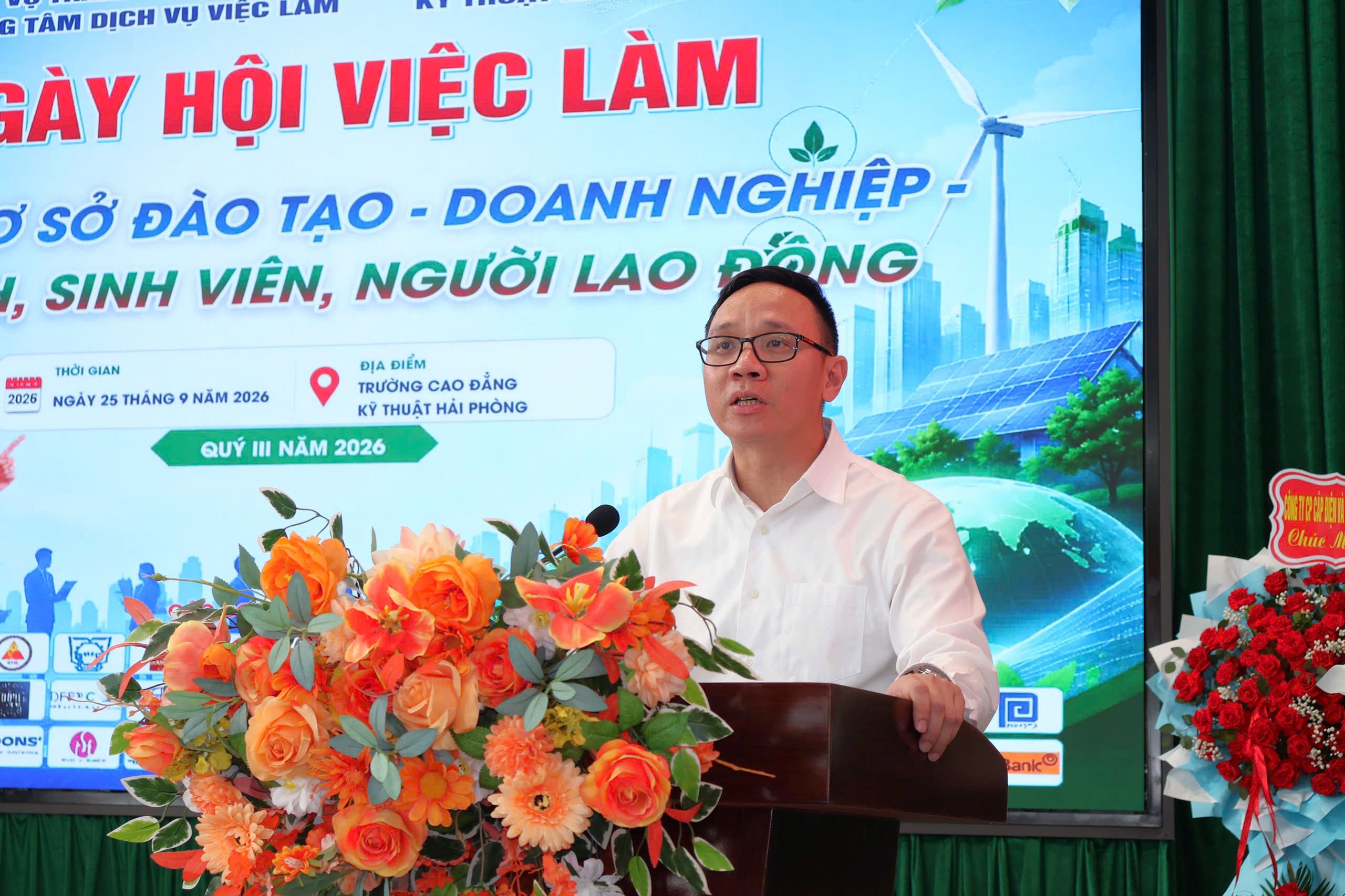 Đồng ch&iacute; Đ&agrave;o Trọng Đức, Ph&oacute; Chủ tịch UBND th&agrave;nh phố ph&aacute;t biểu.