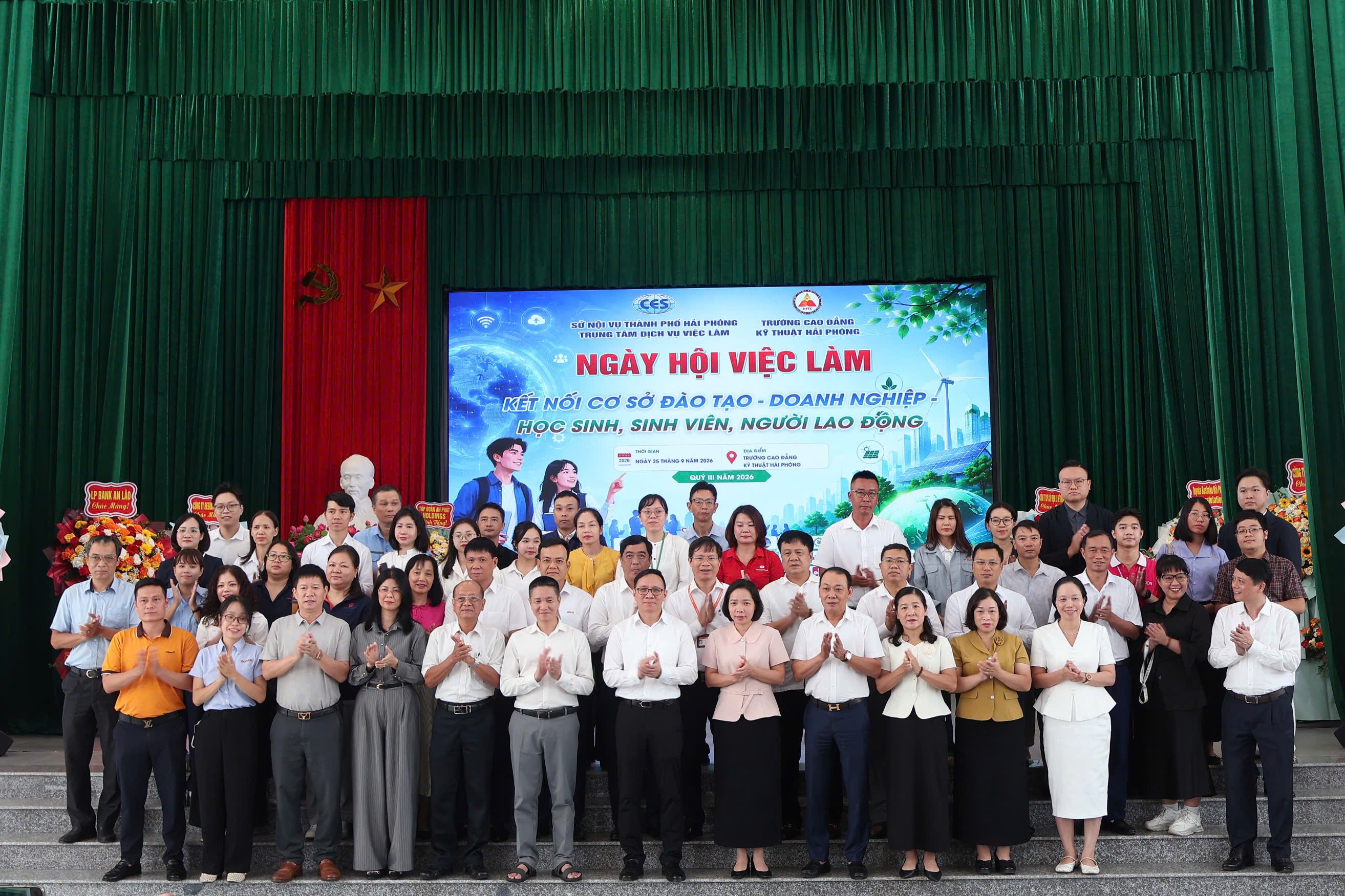 L&atilde;nh đạo th&agrave;nh phố chụp ảnh lưu niệm c&ugrave;ng đại diện c&aacute;c cơ sở gi&aacute;o dục v&agrave; c&aacute;c doanh nghiệp.
