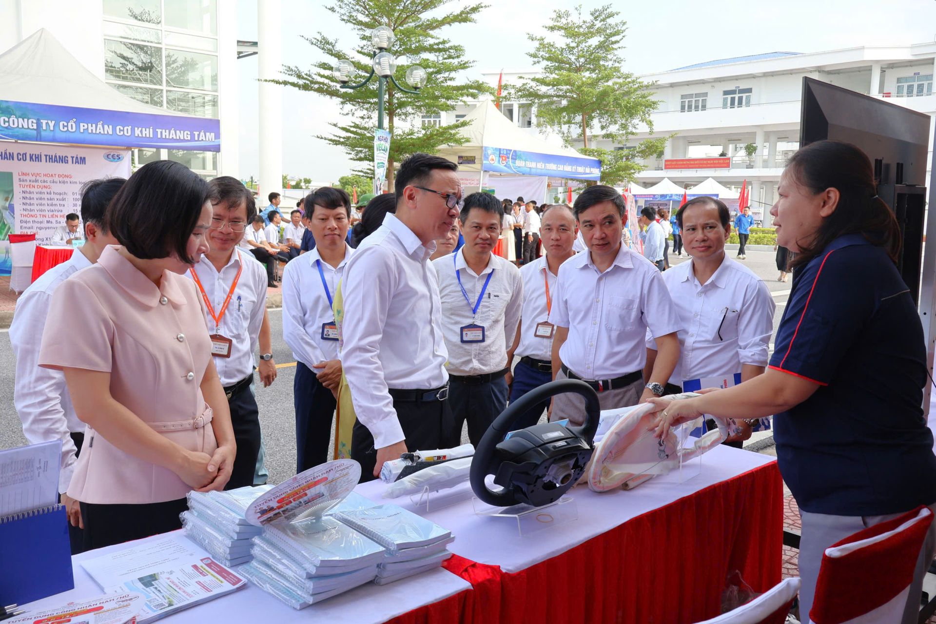 C&aacute;c đồng ch&iacute; l&atilde;nh đạo tham quan c&aacute;c gian trưng b&agrave;y.
