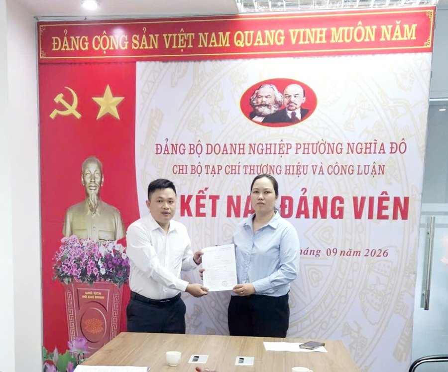 Đồng ch&iacute; Vũ Văn Ch&iacute;nh&nbsp;- B&iacute; thư Chi bộ&nbsp;Tạp ch&iacute; Thương hiệu v&agrave; C&ocirc;ng luận c&ocirc;ng bố v&agrave; trao Quyết định kết nạp Đảng vi&ecirc;n cho đồng ch&iacute; Mai Quỳnh Nga