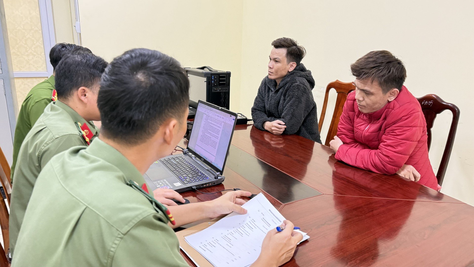 Hai đối tượng làm việc với Cơ quan điều tra Hai đối tượng làm việc với Cơ quan điều tra