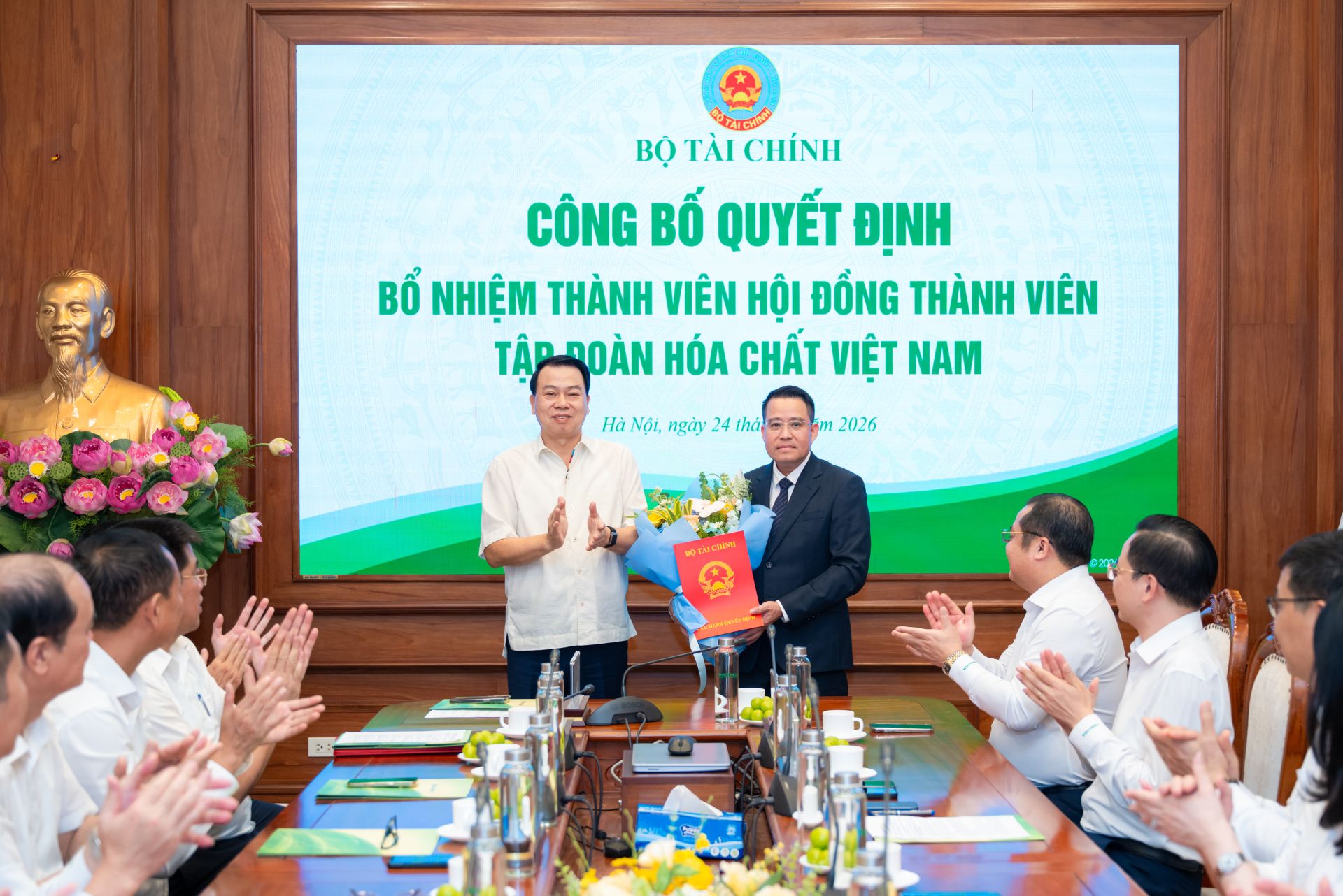 &Ocirc;ng Nguyễn Đức Chi, Thứ trưởng Bộ T&agrave;i ch&iacute;nh trao Quyết định cho &ocirc;ng Nguyễn Văn Đ&ocirc;ng