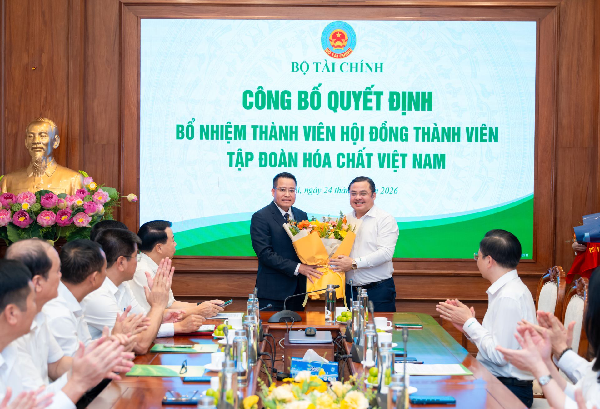 &Ocirc;ng Ph&ugrave;ng Quang Hiệp, B&iacute; thư Đảng ủy, Chủ tịch HĐTV Tập đo&agrave;n tặng hoa ch&uacute;c mừng