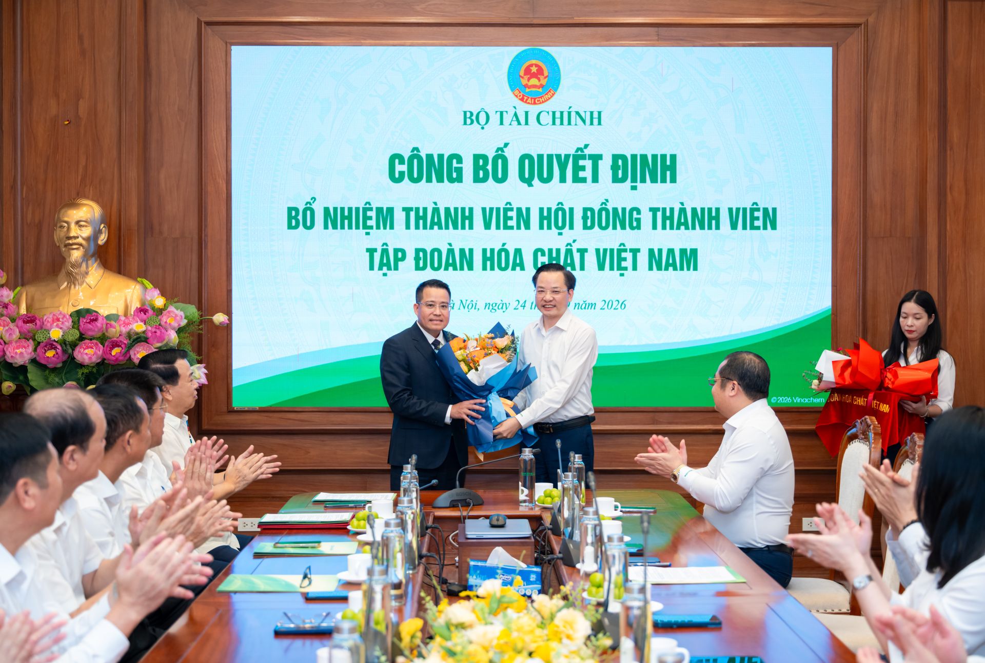 &Ocirc;ng Nguyễn Hữu T&uacute;, Ph&oacute; B&iacute; thư Đảng ủy, Th&agrave;nh vi&ecirc;n HĐTV, Tổng gi&aacute;m đốc Tập đo&agrave;n tặng hoa ch&uacute;c mừng