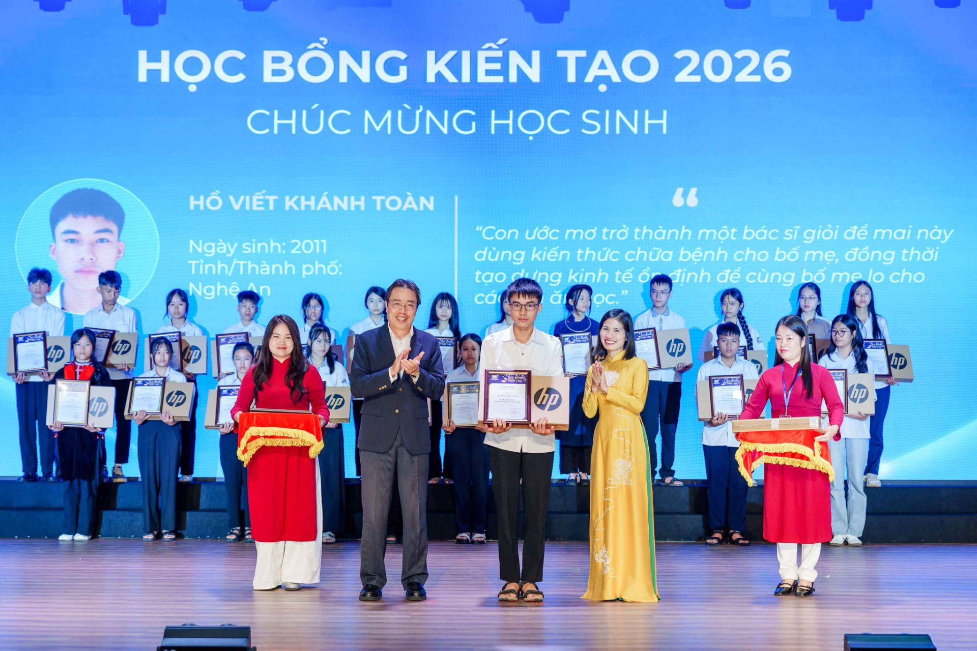 Học sinh nhận Học bổng Kiến tạo 2026 tại lễ trao học bổng vừa qua.