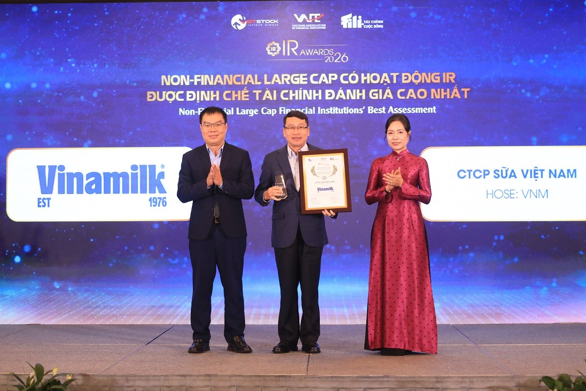 Đây là năm thứ 3 liên tiếp, Vinamilk đón nhận danh hiệu Doanh nghiệp vốn hóa lớn phi tài chính có hoạt động IR được định chế tài chính đánh giá cao nhất (Ảnh: BTC). Đây là năm thứ 3 liên tiếp, Vinamilk đón nhận danh hiệu Doanh nghiệp vốn hóa lớn phi tài chính có hoạt động IR được định chế tài chính đánh giá cao nhất (Ảnh: BTC).