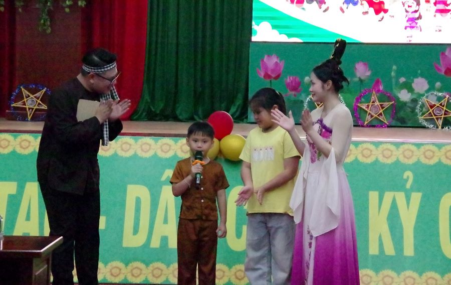 C&aacute;c ch&aacute;u thi&ecirc;́u ni&ecirc;n nhi đồng giao lưu c&ugrave;ng &ldquo;chị Hằng&rdquo; v&agrave; &ldquo;ch&uacute; Cuội&rdquo;