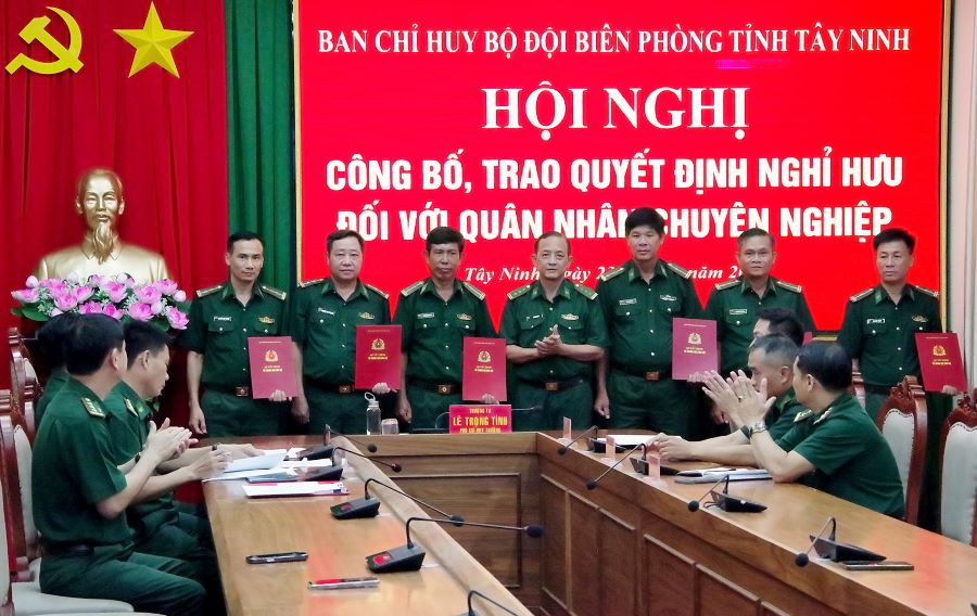 Thượng t&aacute; L&ecirc; Trọng T&igrave;nh, Ph&oacute; Chỉ huy trưởng Ban Chỉ huy Bộ đội Bi&ecirc;n ph&ograve;ng tỉnh trao quyết định cho 06 đồng ch&iacute; Qu&acirc;n nh&acirc;n chuy&ecirc;n nghiệp