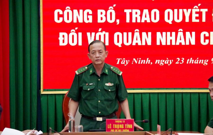 Thượng t&aacute; L&ecirc; Trọng T&igrave;nh ch&uacute;c mừng, biểu dương, ghi nhận những cống hiến, đ&oacute;ng g&oacute;p của c&aacute;c đồng ch&iacute; Qu&acirc;n nh&acirc;n chuy&ecirc;n nghiệp