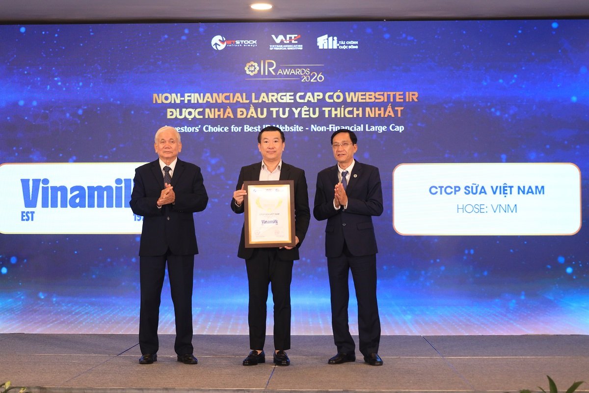 Đại diện Vinamilk, ông Đỗ Thanh Tuấn - Giám đốc Đối ngoại - đón nhận danh hiệu Doanh nghiệp vốn hóa lớn phi tài chính có website IR được nhà đầu tư yêu thích nhất (Ảnh: BTC). Đại diện Vinamilk, ông Đỗ Thanh Tuấn - Giám đốc Đối ngoại - đón nhận danh hiệu Doanh nghiệp vốn hóa lớn phi tài chính có website IR được nhà đầu tư yêu thích nhất (Ảnh: BTC).