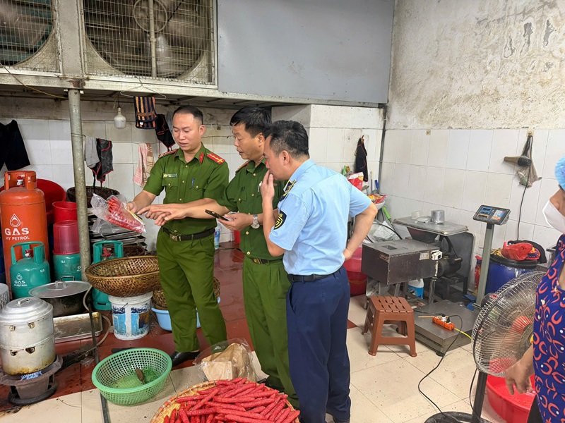 Lực lượng chức năng tiến h&agrave;nh kiểm tra c&aacute;c sản phẩm. (Ảnh C&ocirc;ng an Hưng Y&ecirc;n)