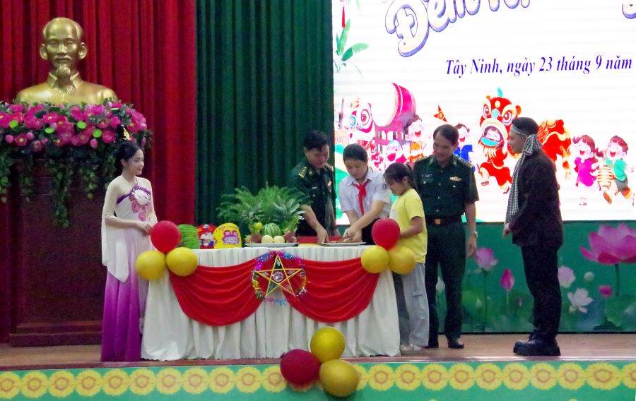 Thủ trưởng Ban Chỉ huy Bộ đội Bi&ecirc;n ph&ograve;ng tỉnh ph&aacute;t cỗ trung thu c&ugrave;ng c&aacute;c ch&aacute;u tại Chương tr&igrave;nh