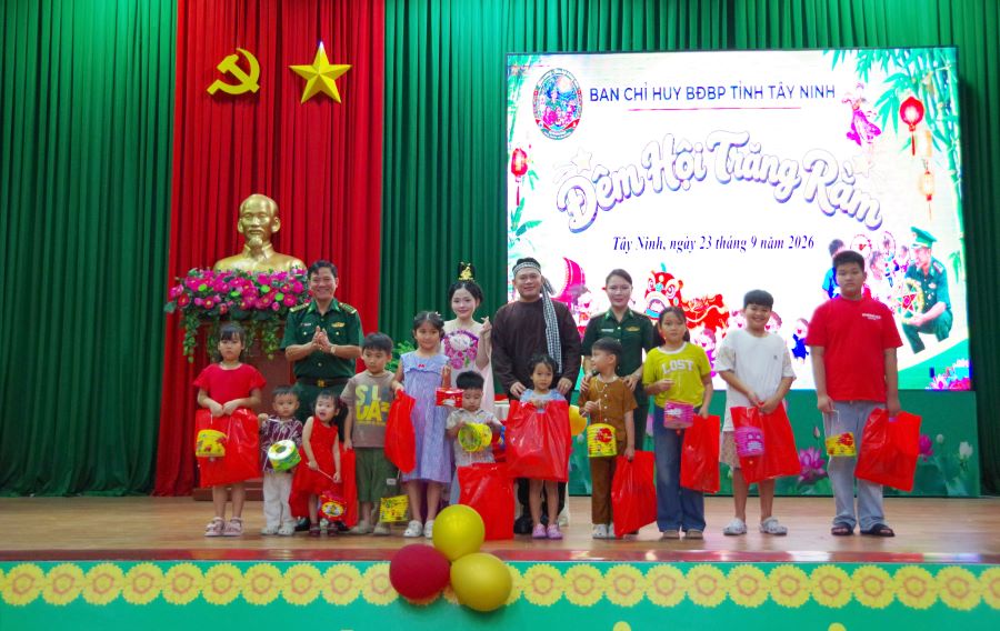 Đại t&aacute; Dương Văn Dược, Ch&iacute;nh ủy Ban Chỉ huy Bộ đội Bi&ecirc;n ph&ograve;ng tỉnh v&agrave; Hội Phụ nữ Bộ đội Bi&ecirc;n ph&ograve;ng tỉnh tặng qu&agrave; Trung thu cho c&aacute;c ch&aacute;u