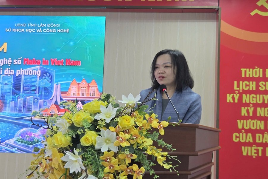 B&agrave; Đinh Thị Linh Hương, Ph&oacute; Cục trưởng Cục C&ocirc;ng nghiệp c&ocirc;ng nghệ th&ocirc;ng tin, Bộ Khoa học v&agrave; C&ocirc;ng nghệ ph&aacute;t biểu tại tọa đ&agrave;m.