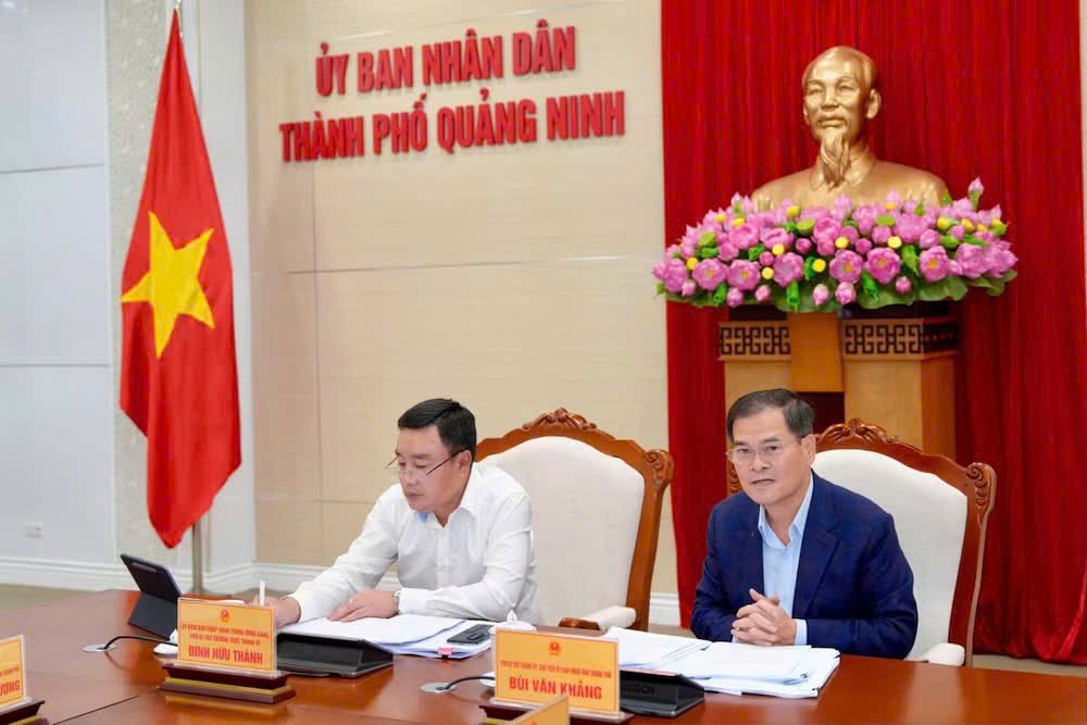 &Ocirc;ng Đinh Hữu Th&agrave;nh, Ủy vi&ecirc;n Trung ương Đảng, Ph&oacute; B&iacute; thư Thường trực Th&agrave;nh ủy Quảng Ninh dự; &ocirc;ng B&ugrave;i Văn Khắng, Ph&oacute; B&iacute; thư Th&agrave;nh ủy, Chủ tịch UBND th&agrave;nh phố Quảng Ninh chủ tr&igrave;