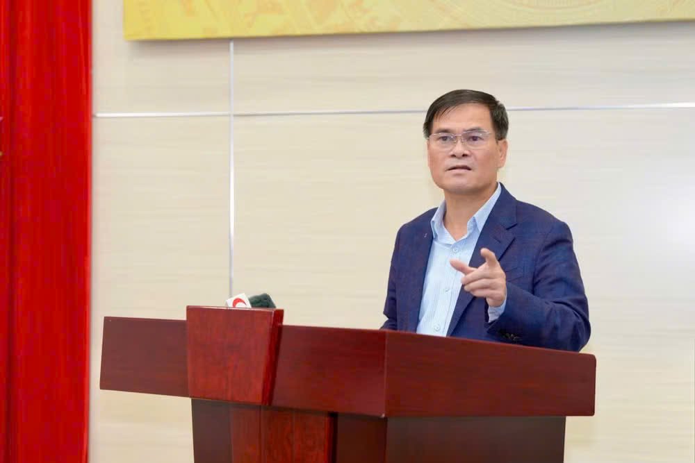 &Ocirc;ng B&ugrave;i Văn Khắng, Chủ tịch UBND th&agrave;nh phố Quảng Ninh ph&aacute;t biểu tại phi&ecirc;n họp