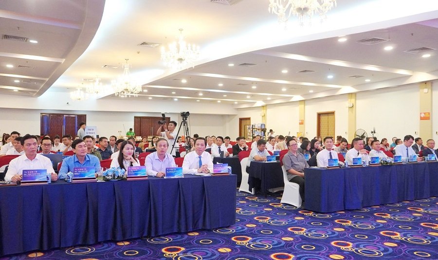 C&aacute;c đại biểu c&ugrave;ng nhiều doanh nghiệp tr&ecirc;n địa b&agrave;n tham gia diễn đ&agrave;n