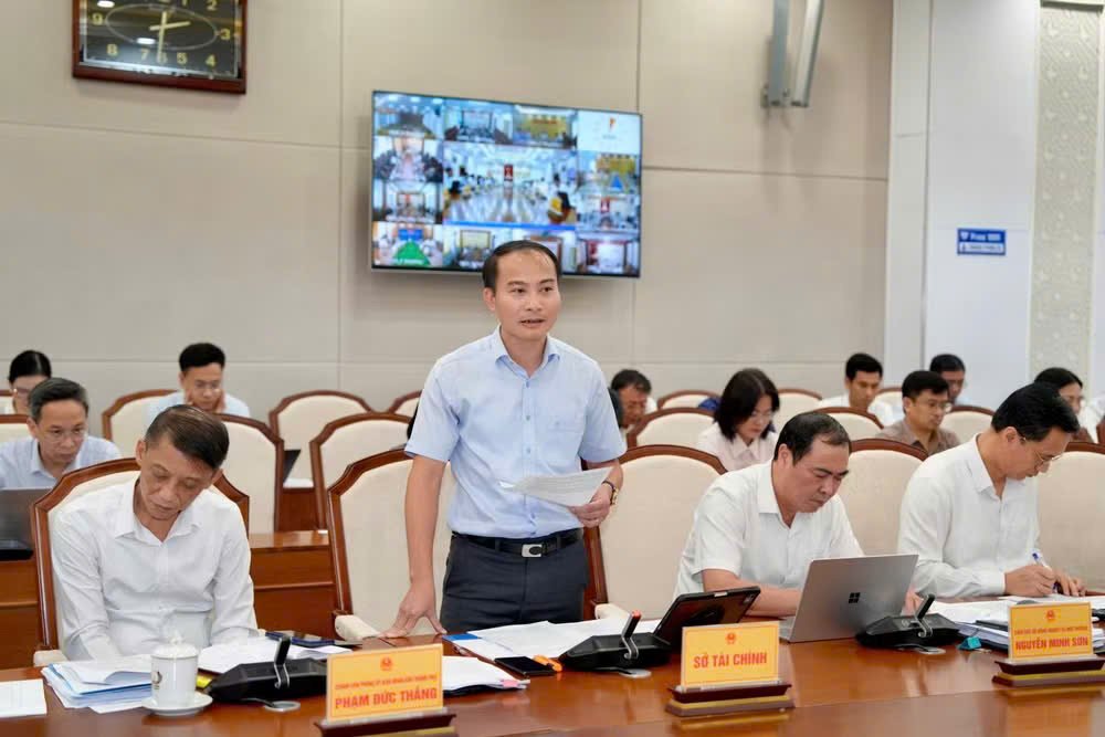 L&atilde;nh đạo Sở T&agrave;i ch&iacute;nh Quảng Ninh b&aacute;o c&aacute;o kết quả ph&aacute;t triển kinh tế - x&atilde; hội