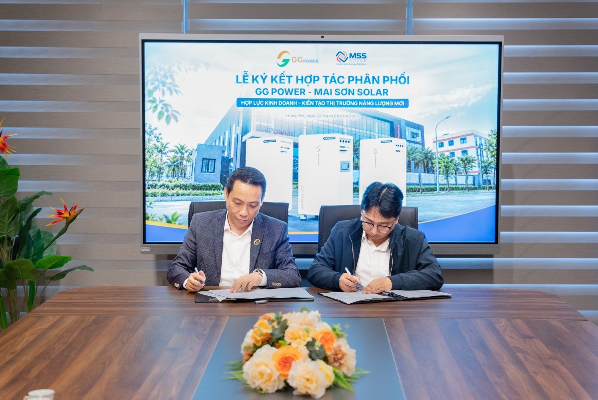 Ông Nguyễn Văn Thiện - Phó Tổng Giám đốc GG Power (bên trái) và ông Lê Phạm Công Toàn - Giám đốc Mai Sơn Solar (bên phải) ký kết thỏa thuận hợp tác phân phối Ông Nguyễn Văn Thiện - Phó Tổng Giám đốc GG Power (bên trái) và ông Lê Phạm Công Toàn - Giám đốc Mai Sơn Solar (bên phải) ký kết thỏa thuận hợp tác phân phối