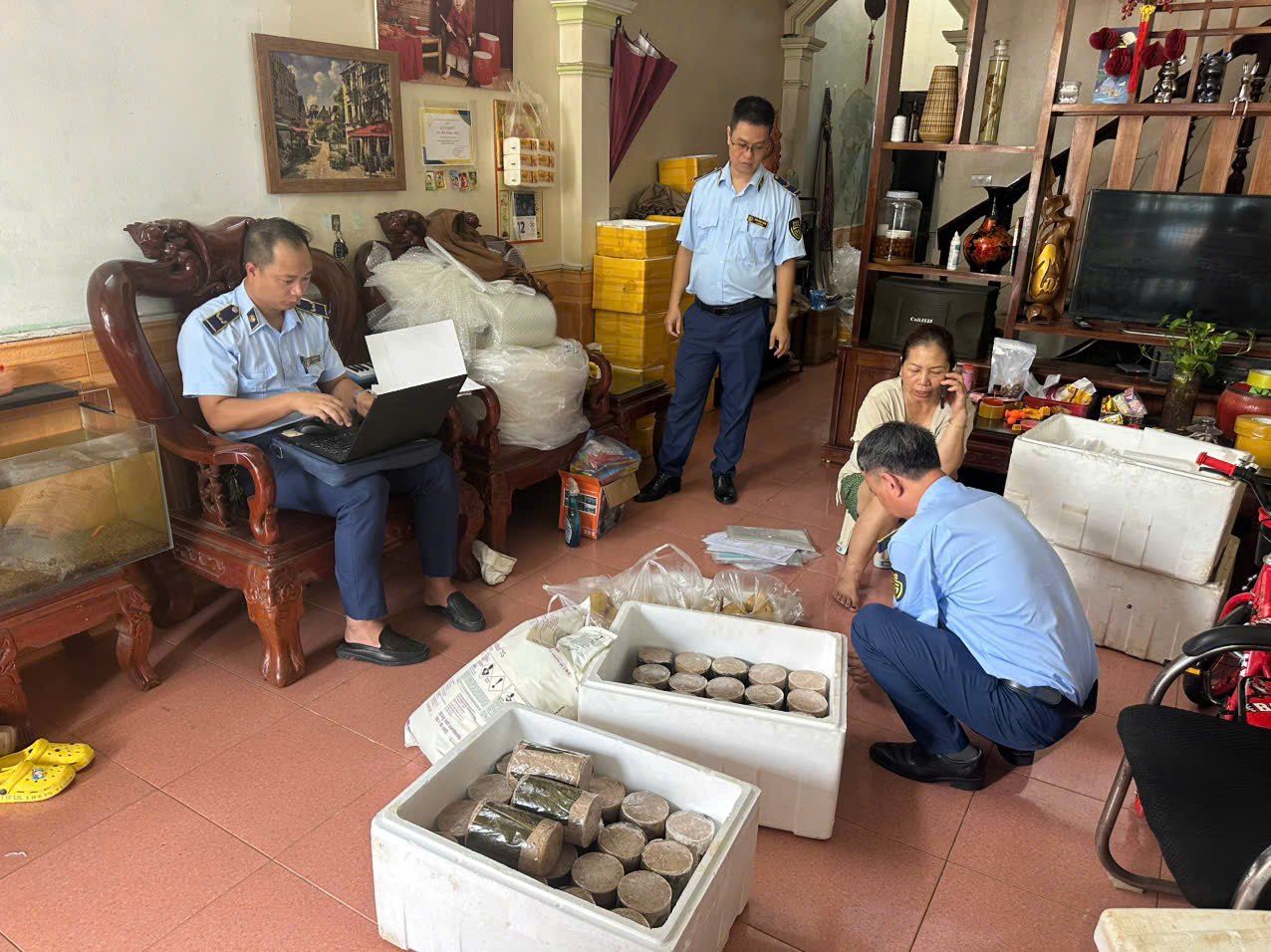 Lực lượng chức năng kiểm tra cơ sở sản xuất giò, chả có chứa chất cấm Borax Pentahydrate (Hàn the) Lực lượng chức năng kiểm tra cơ sở sản xuất giò, chả có chứa chất cấm Borax Pentahydrate (Hàn the)