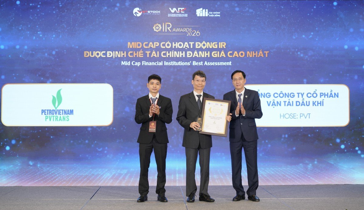 &Ocirc;ng Trương Hồng Sơn - Th&agrave;nh vi&ecirc;n HĐQT PVTrans nhận giải thưởng vinh danh Doanh nghiệp Mid Cap c&oacute; hoạt động IR được Định chế t&agrave;i ch&iacute;nh đ&aacute;nh gi&aacute; cao nhất 2026