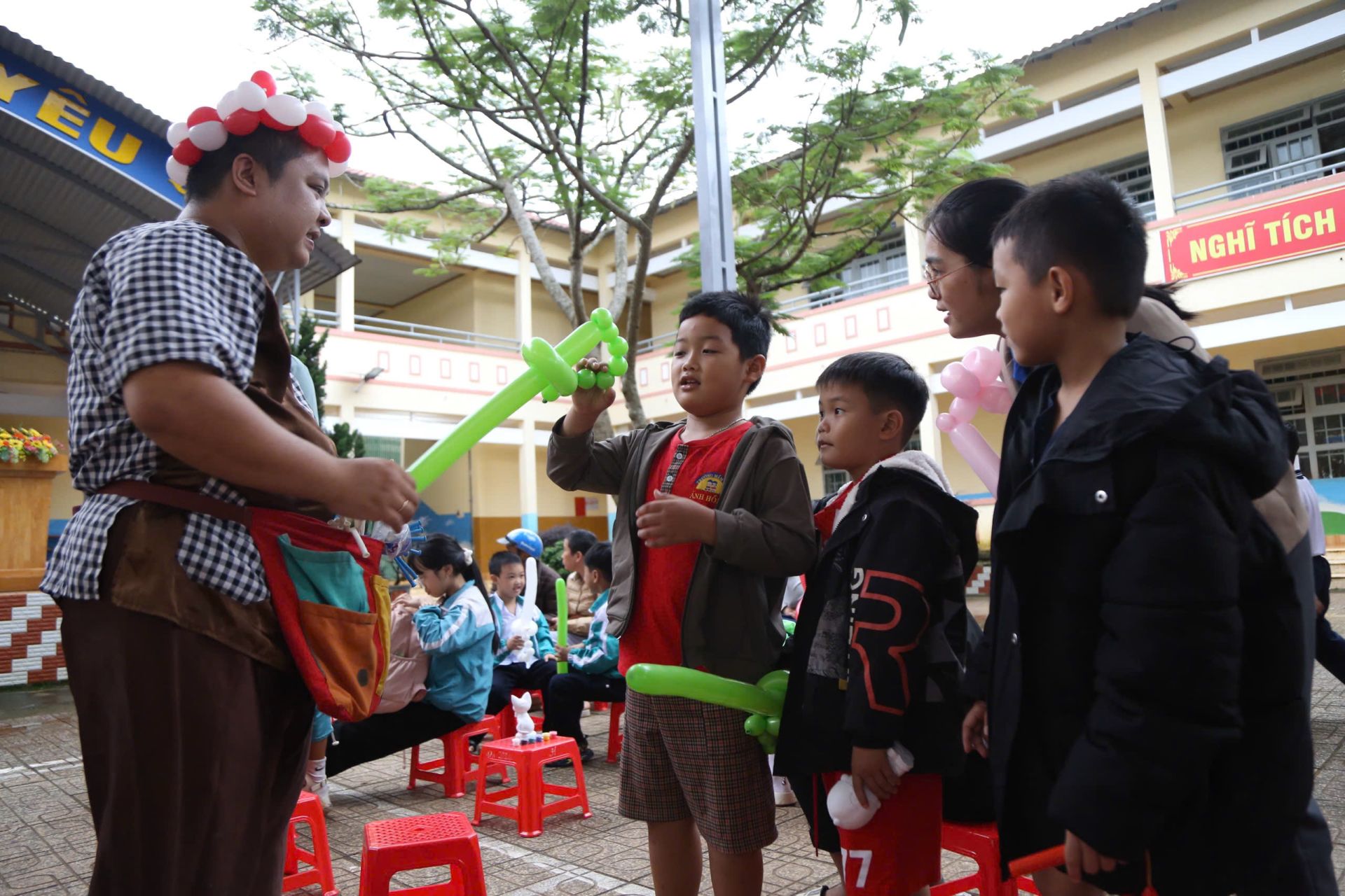 Để những nụ cười trẻ thơ không lỡ mùa trăng - Hình 2