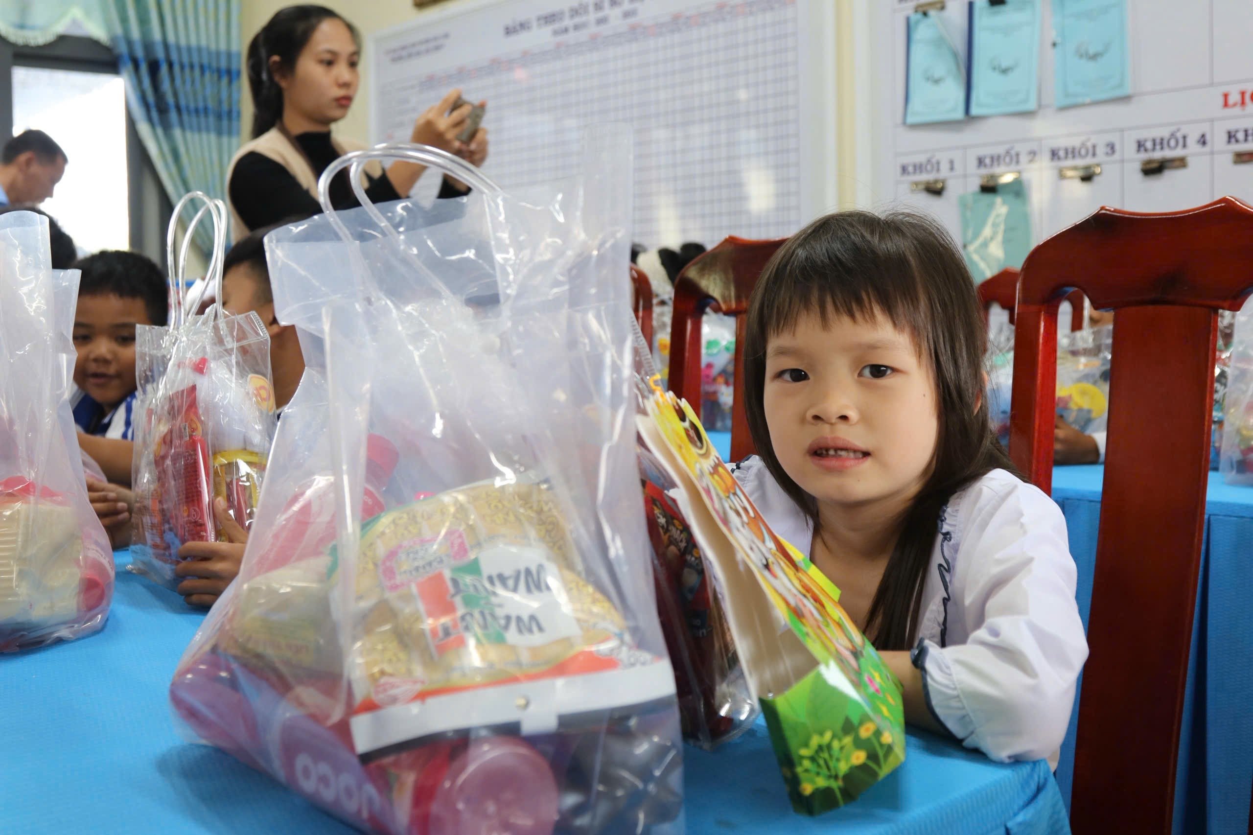 Để những nụ cười trẻ thơ không lỡ mùa trăng - Hình 8