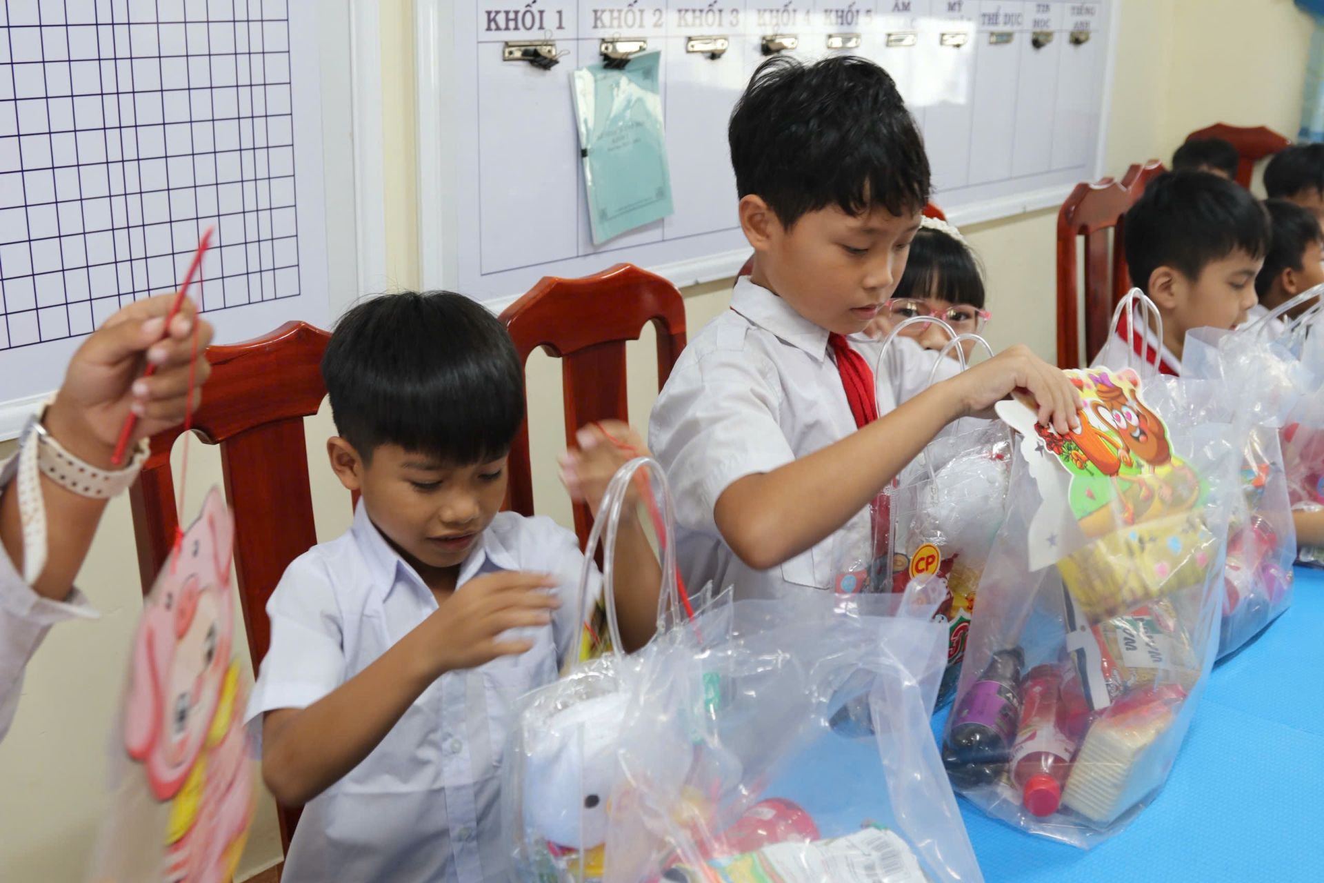 Để những nụ cười trẻ thơ không lỡ mùa trăng - Hình 9
