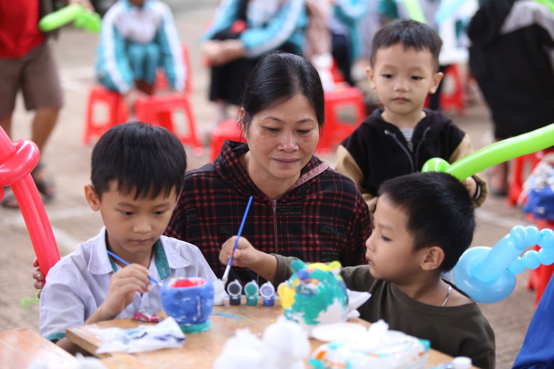 Bà Lê Thị Thanh Vân đưa hai cháu đến vui Trung thu; với bà, niềm vui của các cháu sau những ngày mưa nhiều, đi lại khó khăn là điều đáng quý. Bà Lê Thị Thanh Vân đưa hai cháu đến vui Trung thu; với bà, niềm vui của các cháu sau những ngày mưa nhiều, đi lại khó khăn là điều đáng quý.