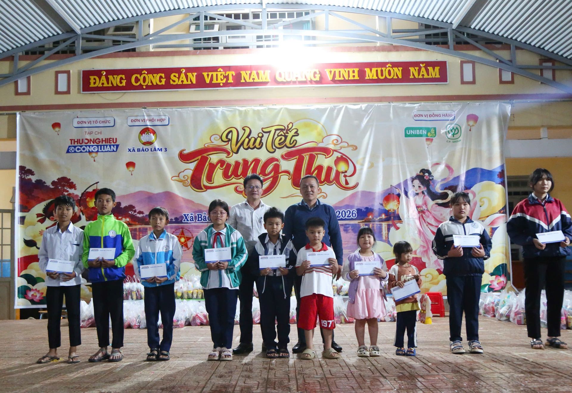 Nhà báo Võ Thanh Tùng, Phó Trưởng văn phòng phụ trách VPĐD Tạp chí Thương hiệu và Công luận tại TP.HCM (bên phải), cùng ông Nông Quang Hưng, Chủ tịch Ủy ban MTTQ Việt Nam xã Bảo Lâm 3, trao học bổng “Mầm xanh Cao nguyên” đến các em học sinh có hoàn cảnh khó khăn. Nhà báo Võ Thanh Tùng, Phó Trưởng văn phòng phụ trách VPĐD Tạp chí Thương hiệu và Công luận tại TP.HCM (bên phải), cùng ông Nông Quang Hưng, Chủ tịch Ủy ban MTTQ Việt Nam xã Bảo Lâm 3, trao học bổng “Mầm xanh Cao nguyên” đến các em học sinh có hoàn cảnh khó khăn.