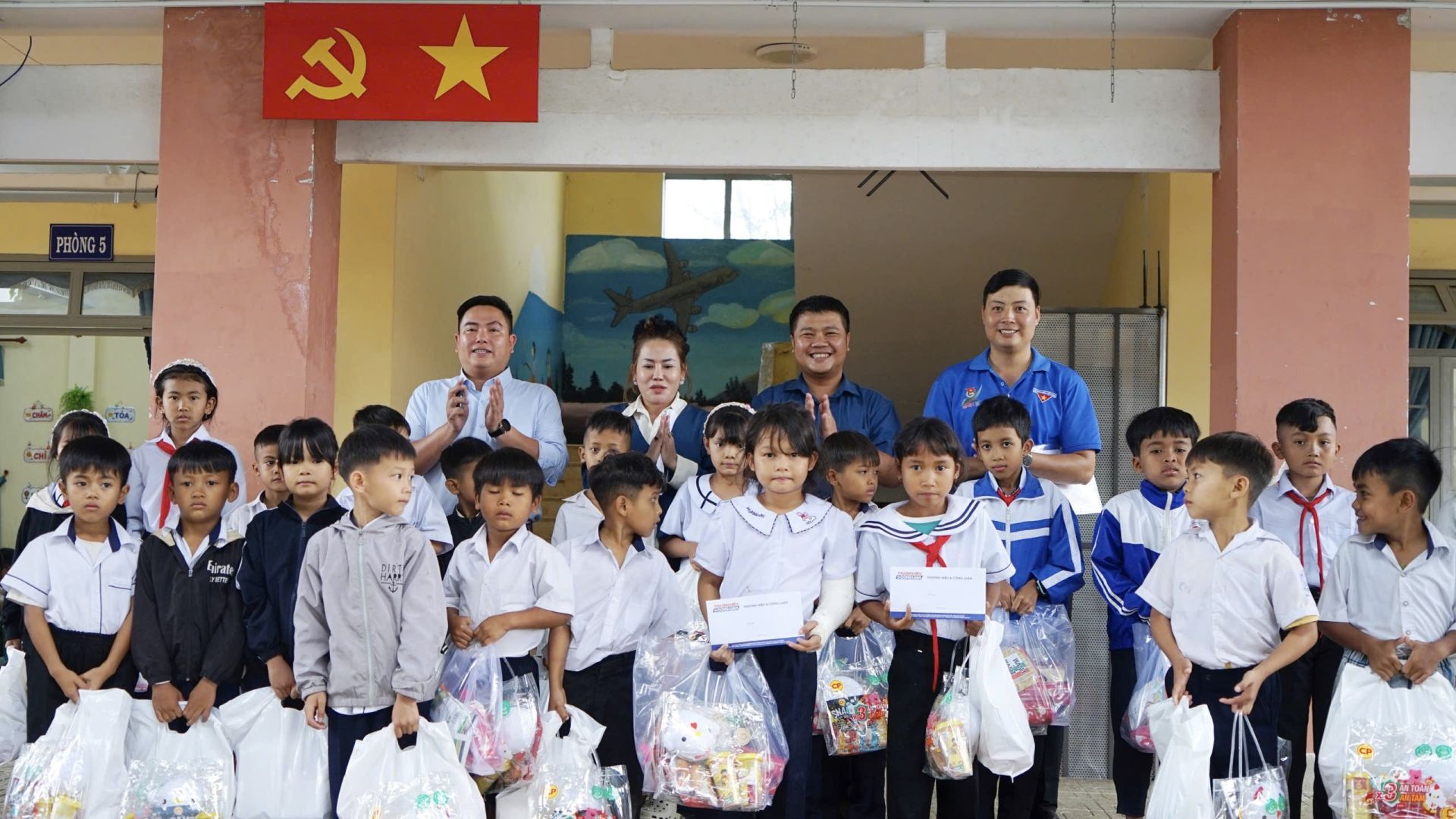 Để những nụ cười trẻ thơ không lỡ mùa trăng - Hình 13