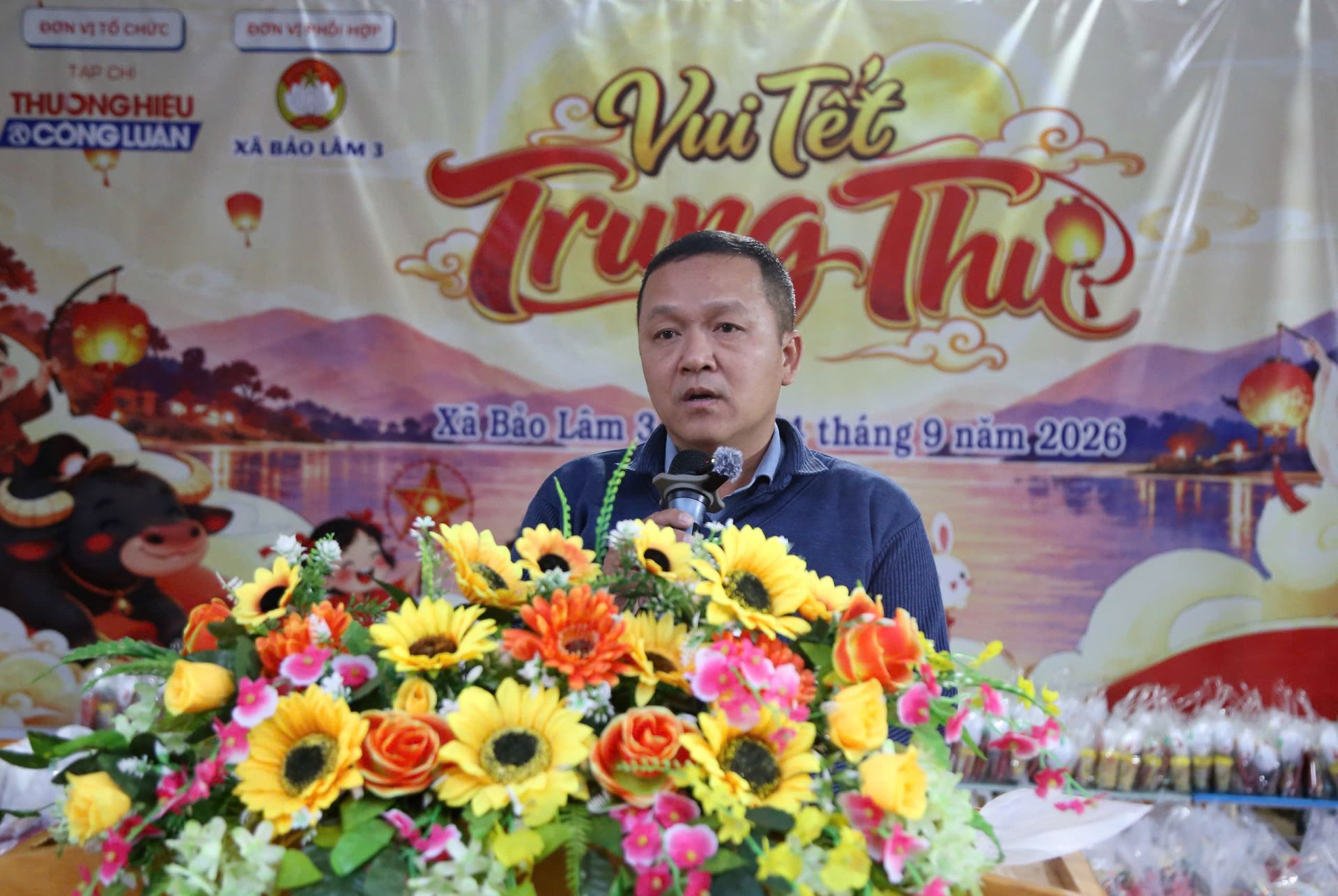 Nhà báo Võ Thanh Tùng chia sẻ tại chương trình “Trăng rằm Cao nguyên 2026”, gửi gắm tình cảm và lời chúc đến các em học sinh. Nhà báo Võ Thanh Tùng chia sẻ tại chương trình “Trăng rằm Cao nguyên 2026”, gửi gắm tình cảm và lời chúc đến các em học sinh.