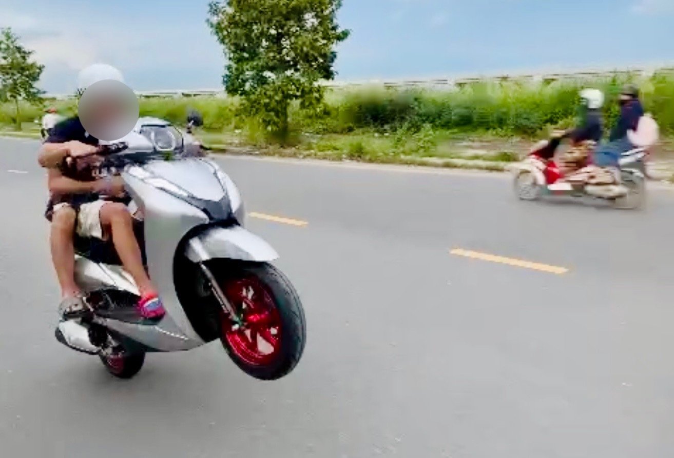 Hình ảnh Phạm Hoàng Sơn điều khiển xe mô tô chạy bằng một bánh trên đường được đăng tải trên TikTok. Hình ảnh Phạm Hoàng Sơn điều khiển xe mô tô chạy bằng một bánh trên đường được đăng tải trên TikTok.