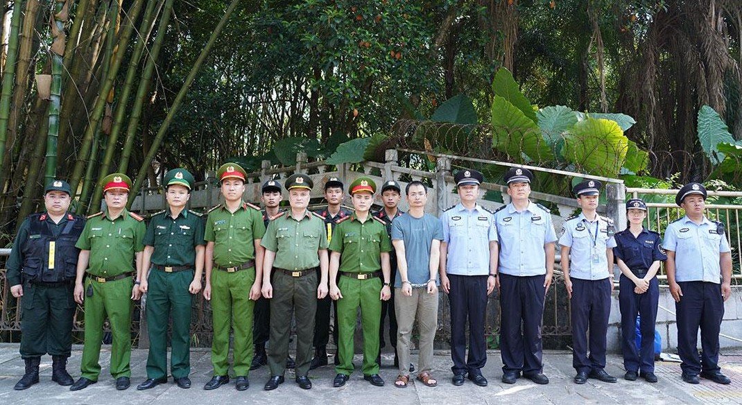 Công an tỉnh Tuyên Quang bàn giao đối tượng Lin Yuan Shen cho phía Công an châu Văn Sơn, tỉnh Vân Nam, Trung Quốc. Ảnh: congan.tuyenquang.gov.vn Công an tỉnh Tuyên Quang bàn giao đối tượng Lin Yuan Shen cho phía Công an châu Văn Sơn, tỉnh Vân Nam, Trung Quốc. Ảnh: congan.tuyenquang.gov.vn