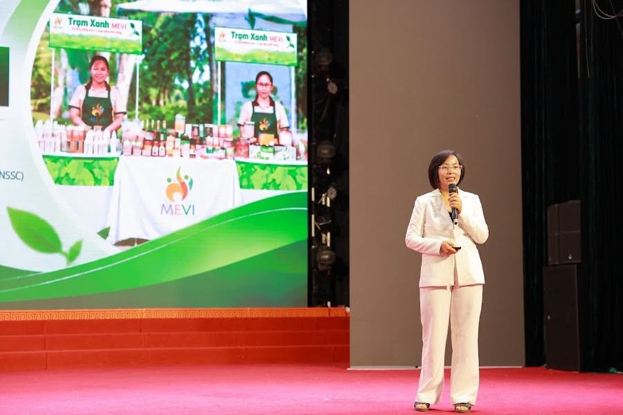 Bà Nguyễn Thị Thu, chuyên gia phát triển hệ sinh thái, Trung tâm Hỗ trợ Khởi nghiệp Sáng tạo Quốc gia, người sáng lập hệ sinh thái MEVI chia sẻ định hướng xây dựng “Trạm Xanh Hà Tĩnh”. Bà Nguyễn Thị Thu, chuyên gia phát triển hệ sinh thái, Trung tâm Hỗ trợ Khởi nghiệp Sáng tạo Quốc gia, người sáng lập hệ sinh thái MEVI chia sẻ định hướng xây dựng “Trạm Xanh Hà Tĩnh”.
