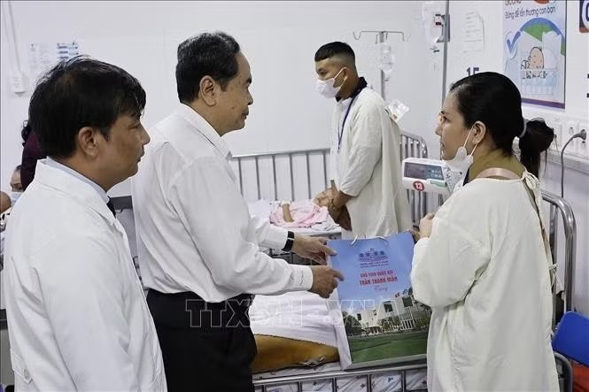 Chủ tịch Quốc hội Trần Thanh Mẫn tặng quà cho bệnh nhi tại Bệnh viện Nhi Đồng 1 Thành phố Hồ Chí Minh. Ảnh: Doãn Tấn/TTXVN Chủ tịch Quốc hội Trần Thanh Mẫn tặng quà cho bệnh nhi tại Bệnh viện Nhi Đồng 1 Thành phố Hồ Chí Minh. Ảnh: Doãn Tấn/TTXVN