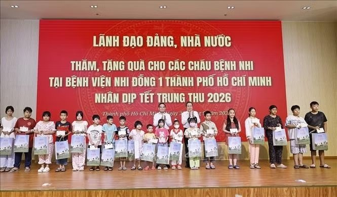 Chủ tịch Quốc hội Trần Thanh Mẫn tặng quà cho bệnh nhi tại Bệnh viện Nhi Đồng 1 Thành phố Hồ Chí Minh. Ảnh: Doãn Tấn/TTXVN Chủ tịch Quốc hội Trần Thanh Mẫn tặng quà cho bệnh nhi tại Bệnh viện Nhi Đồng 1 Thành phố Hồ Chí Minh. Ảnh: Doãn Tấn/TTXVN