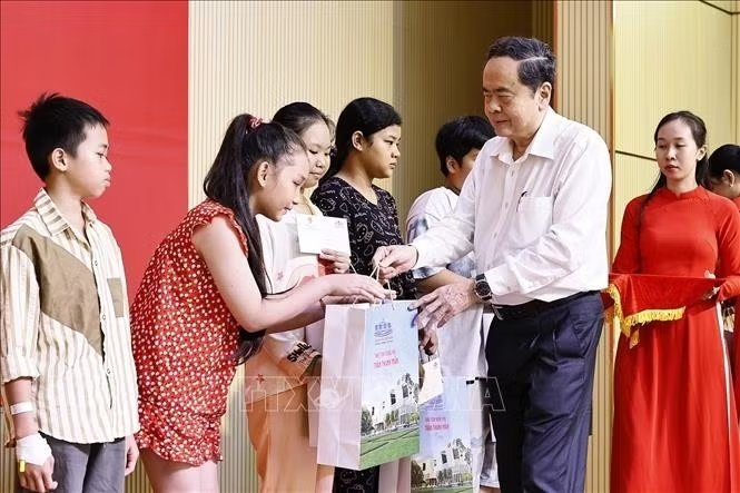 Chủ tịch Quốc hội Trần Thanh Mẫn tặng quà cho bệnh nhi tại Bệnh viện Nhi Đồng 1 Thành phố Hồ Chí Minh. Ảnh: Doãn Tấn/TTXVN Chủ tịch Quốc hội Trần Thanh Mẫn tặng quà cho bệnh nhi tại Bệnh viện Nhi Đồng 1 Thành phố Hồ Chí Minh. Ảnh: Doãn Tấn/TTXVN