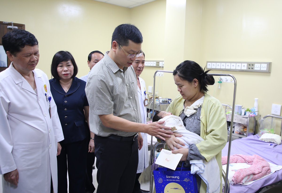 Ph&oacute; B&iacute; thư Th&agrave;nh ủy Trần Huy Phương động vi&ecirc;n, tặng qu&agrave; gia đ&igrave;nh bệnh nhi đang điều trị tại Khoa Sơ sinh, Bệnh viện Sản - Nhi Bắc Ninh số 2.